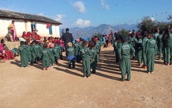 बैतडीमा विद्यार्थीलाई न्यानो लुगा वितरण 